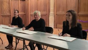 Les signatures (de gauche à droite : Charline Claveau, Vice-Présidente du Conseil régional ; Jany Rouger, Président de la COFAC N-A ; Maylis Descazeaux, Directrice régionale des affaires culturelles)